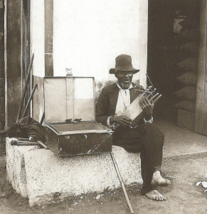 Músico negro executando Chihumba. Foto de autor anônimo.