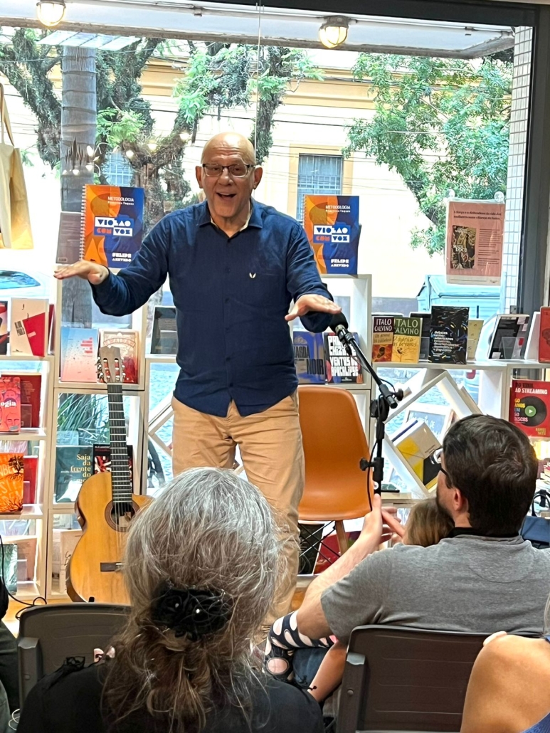 Felipe Azevedo Educador Musical durante lançamento do livro 'Primeiros Toques - Metodologia Violão com Voz' (2023)